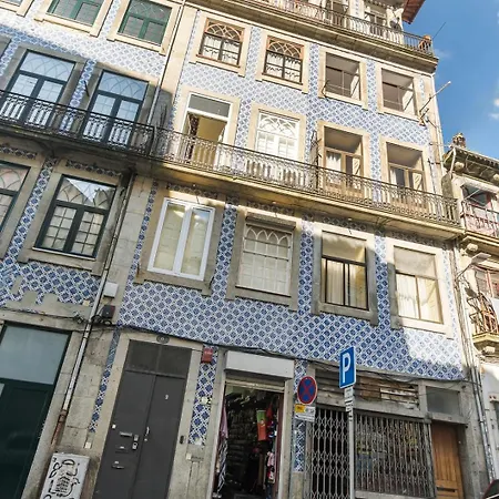 Vintage Vibes Near Porto's Old Town *