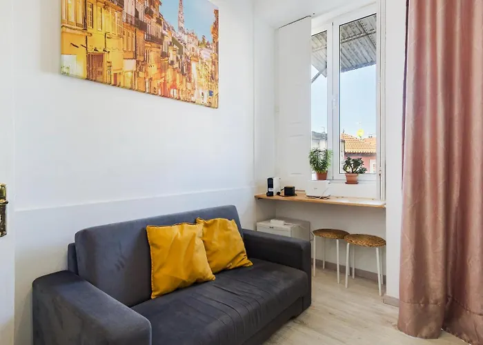 Vintage Vibes Near Porto's Old Town ポルト